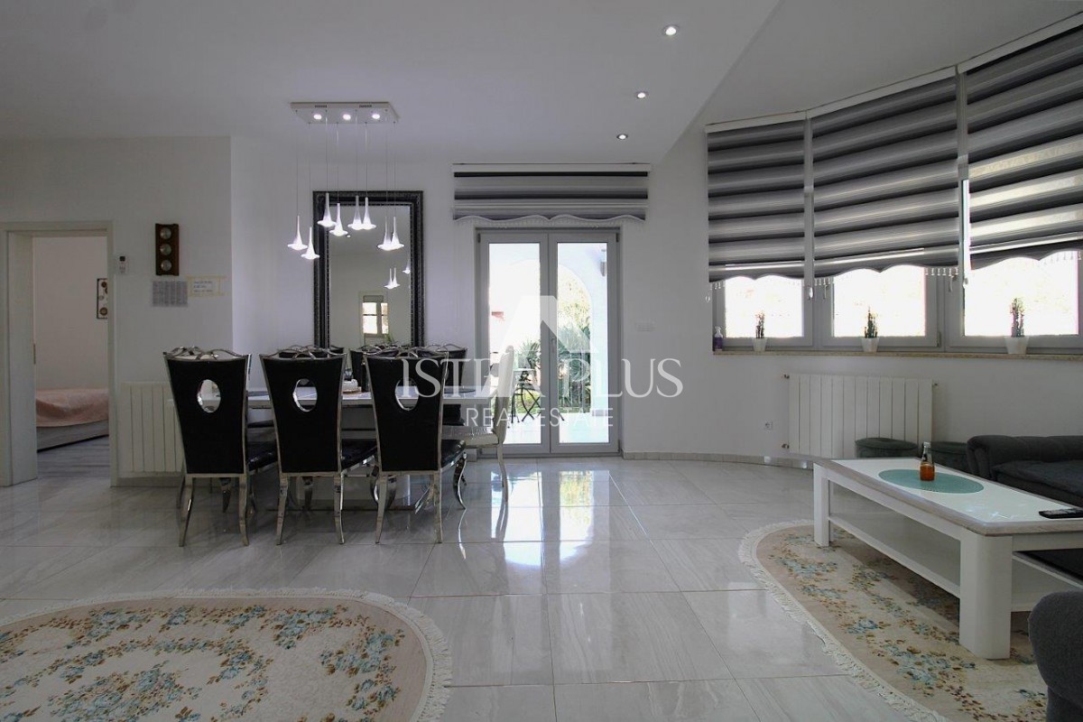 Casa unifamiliare mediterranea con piscina e cucina estiva a 7 km da Parenzo e dal mare!!