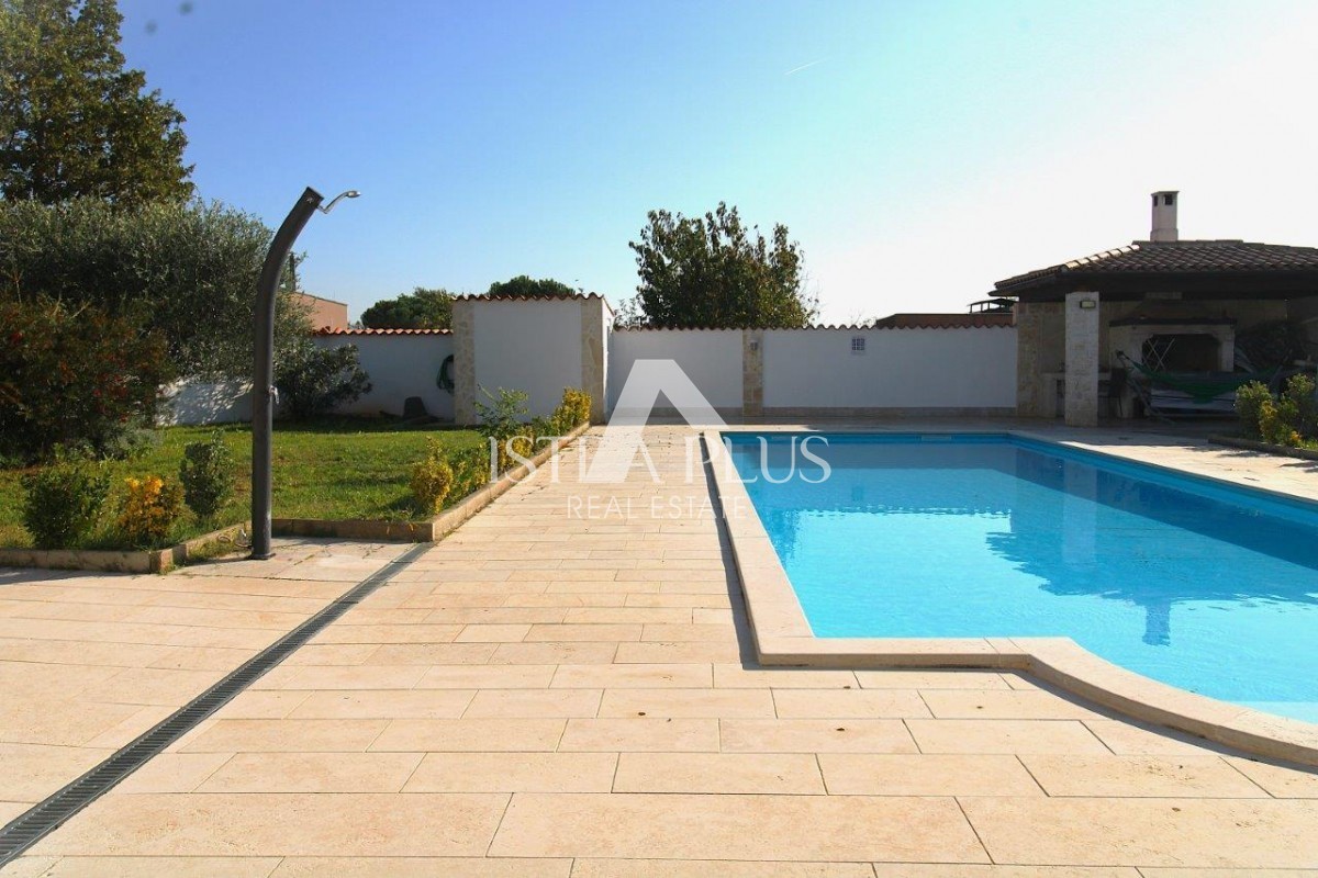 Casa unifamiliare mediterranea con piscina e cucina estiva a 7 km da Parenzo e dal mare!!