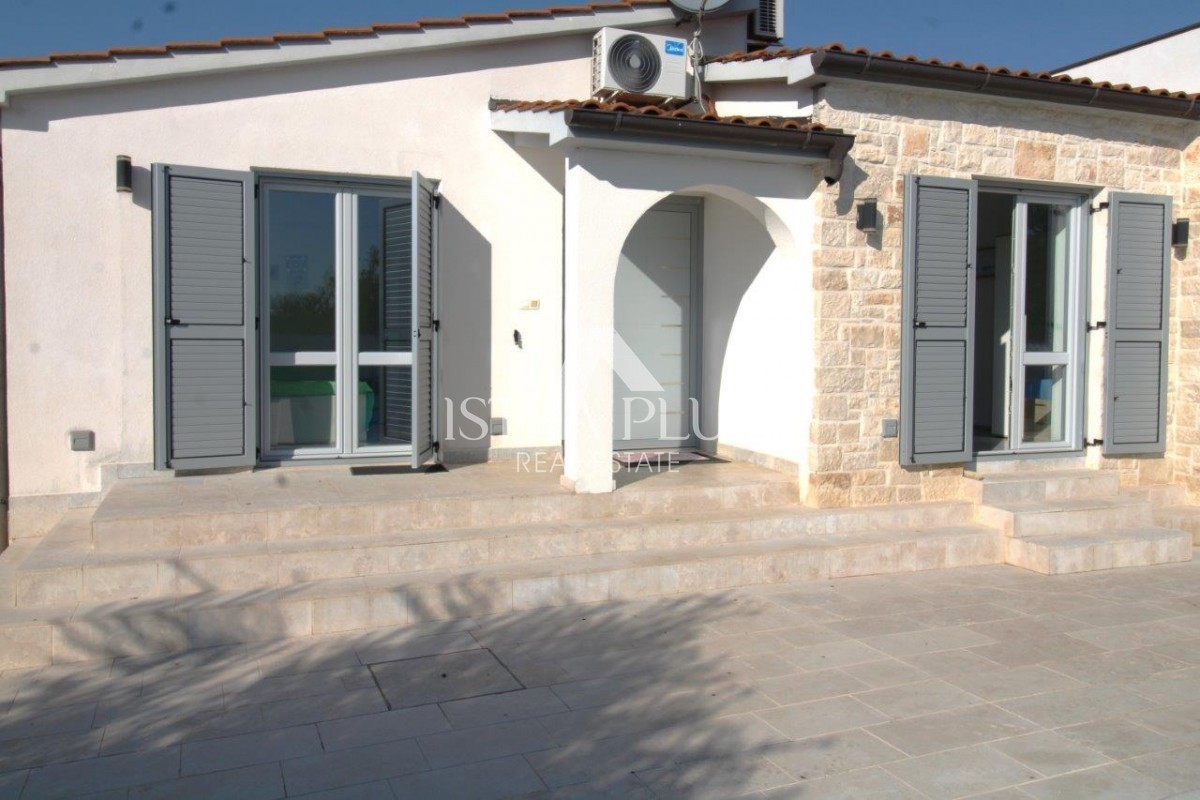 Casa unifamiliare mediterranea con piscina e cucina estiva a 7 km da Parenzo e dal mare!!