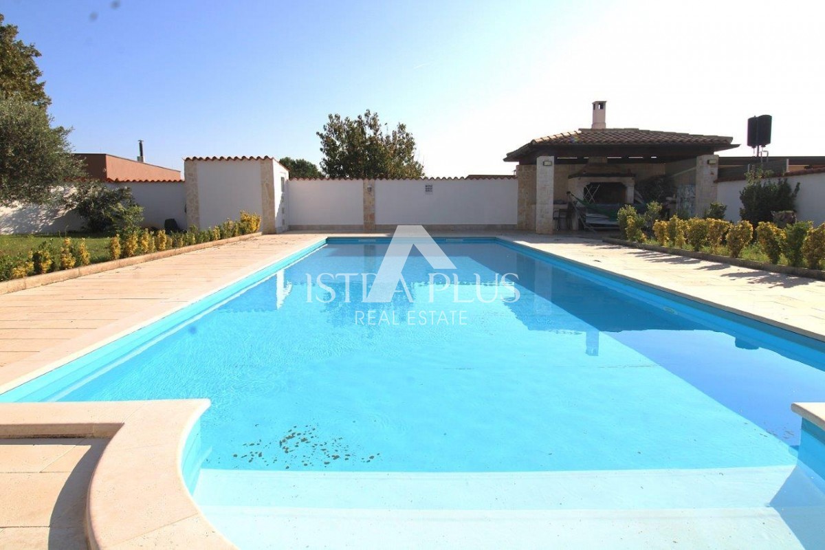 Casa unifamiliare mediterranea con piscina e cucina estiva a 7 km da Parenzo e dal mare!!