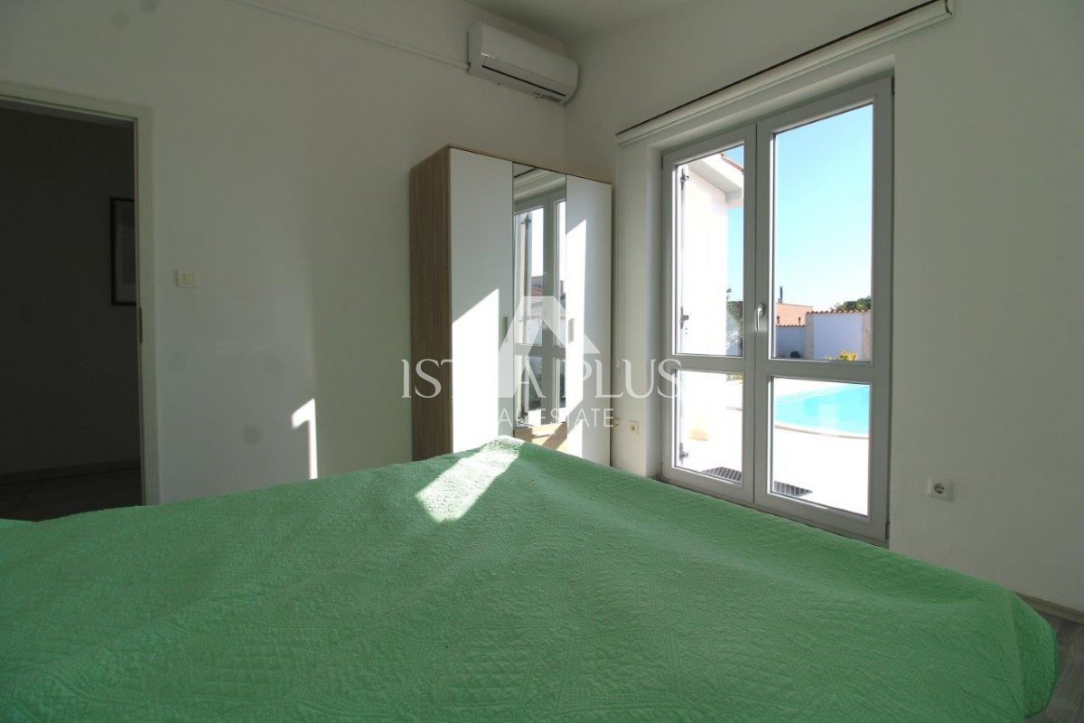 Casa unifamiliare mediterranea con piscina e cucina estiva a 7 km da Parenzo e dal mare!!