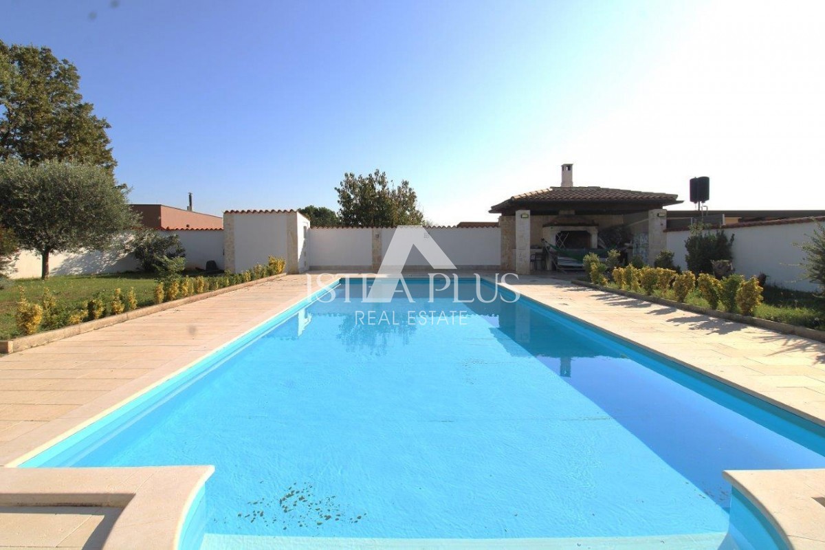 Casa unifamiliare mediterranea con piscina e cucina estiva a 7 km da Parenzo e dal mare!!