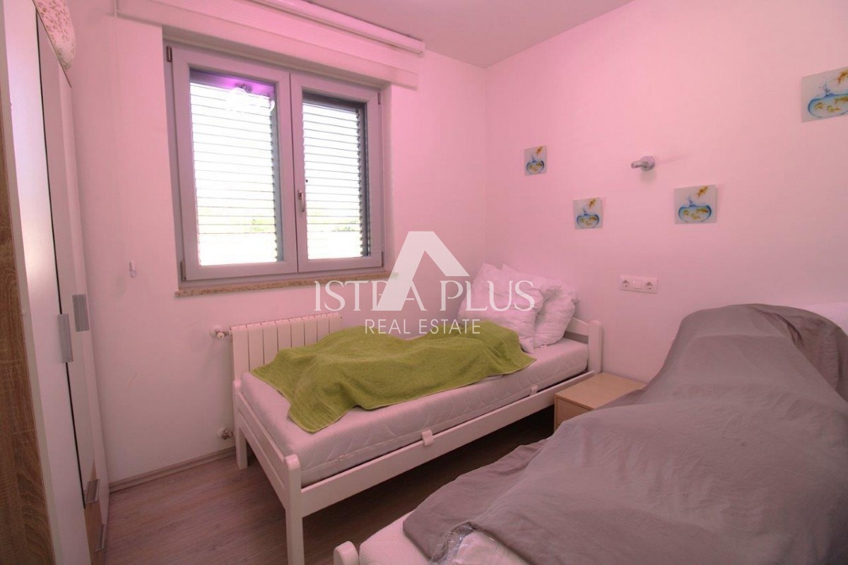 Casa unifamiliare mediterranea con piscina e cucina estiva a 7 km da Parenzo e dal mare!!
