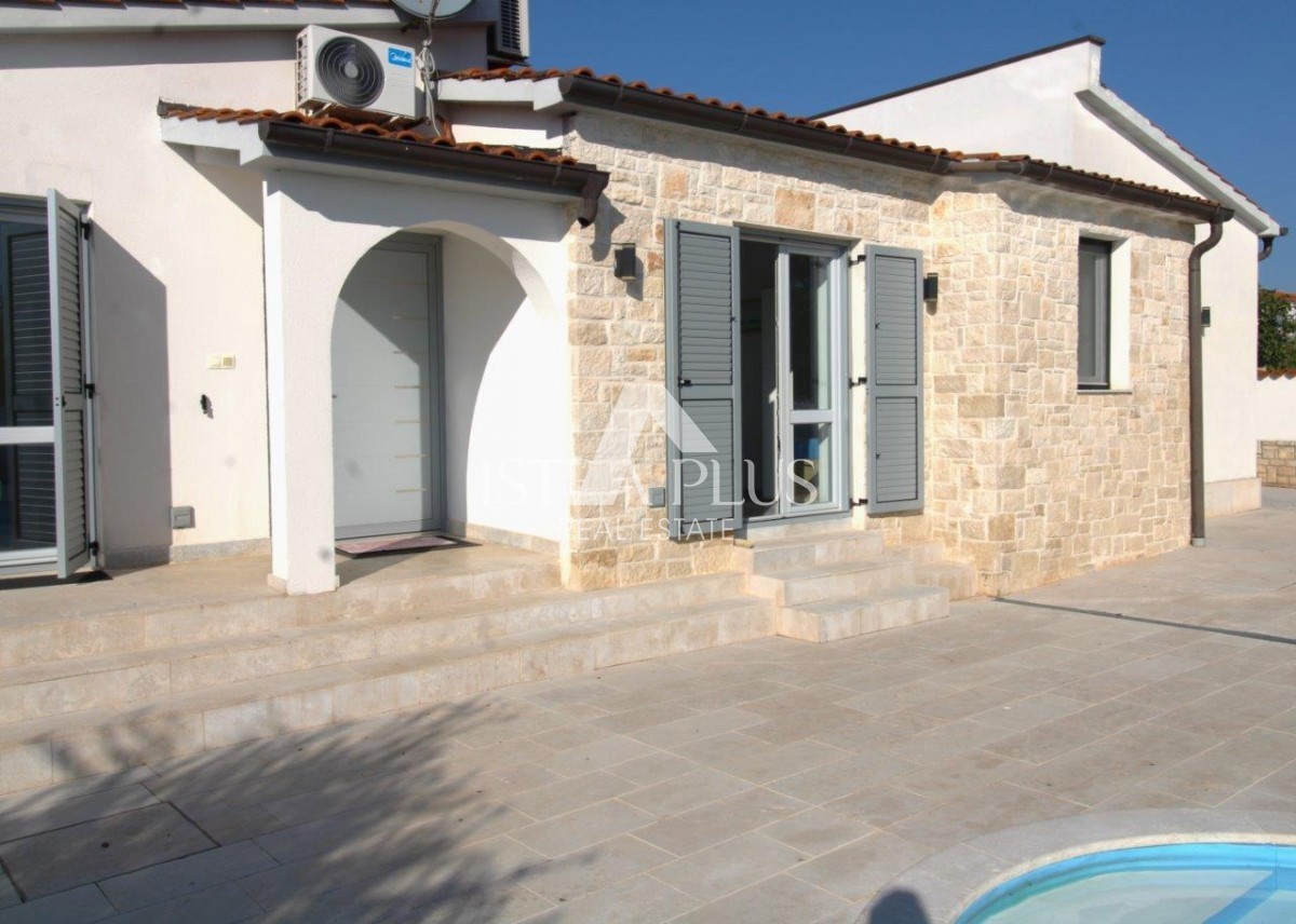 Casa unifamiliare mediterranea con piscina e cucina estiva a 7 km da Parenzo e dal mare!!