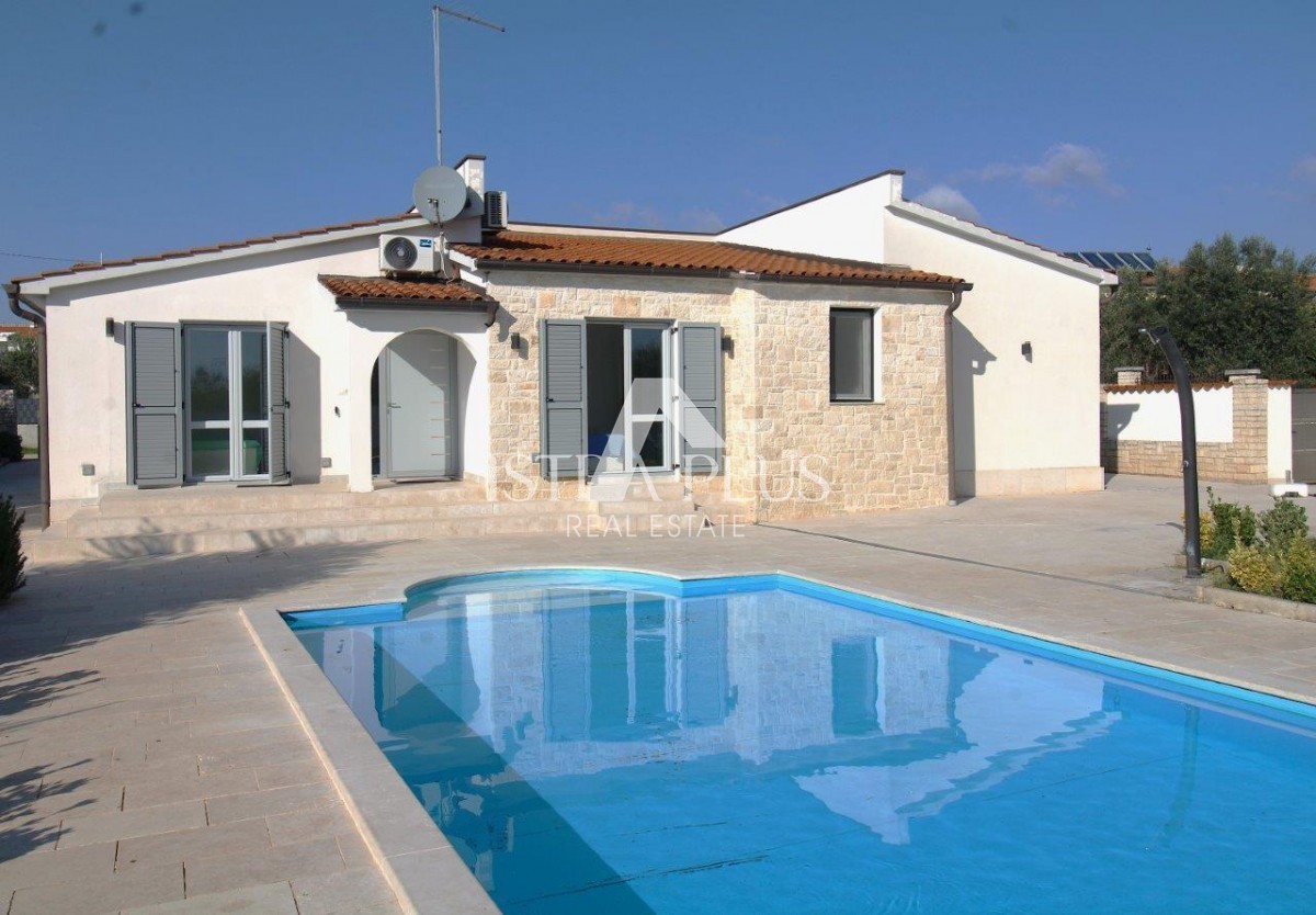 Casa unifamiliare mediterranea con piscina e cucina estiva a 7 km da Parenzo e dal mare!!