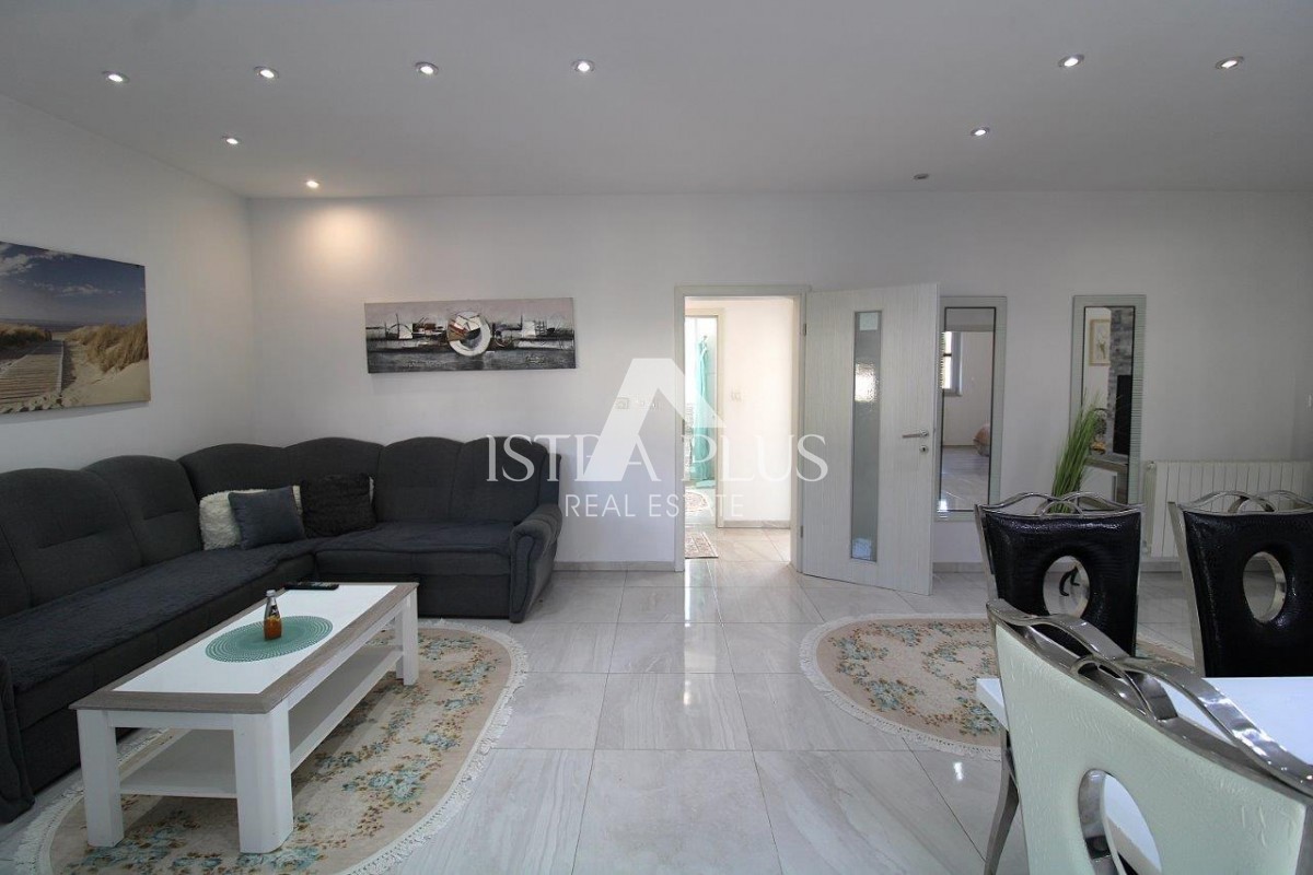 Casa unifamiliare mediterranea con piscina e cucina estiva a 7 km da Parenzo e dal mare!!