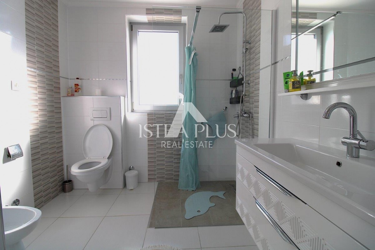 Casa unifamiliare mediterranea con piscina e cucina estiva a 7 km da Parenzo e dal mare!!