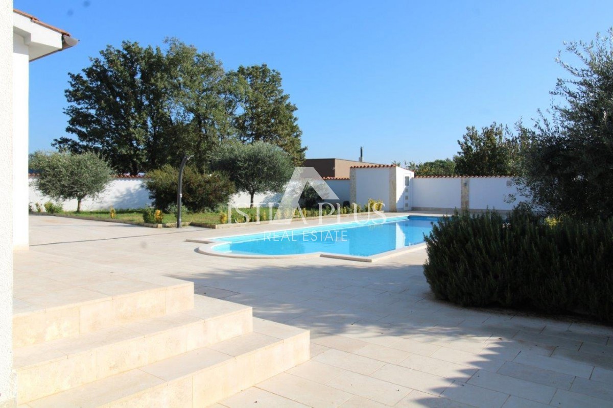 Casa unifamiliare mediterranea con piscina e cucina estiva a 7 km da Parenzo e dal mare!!