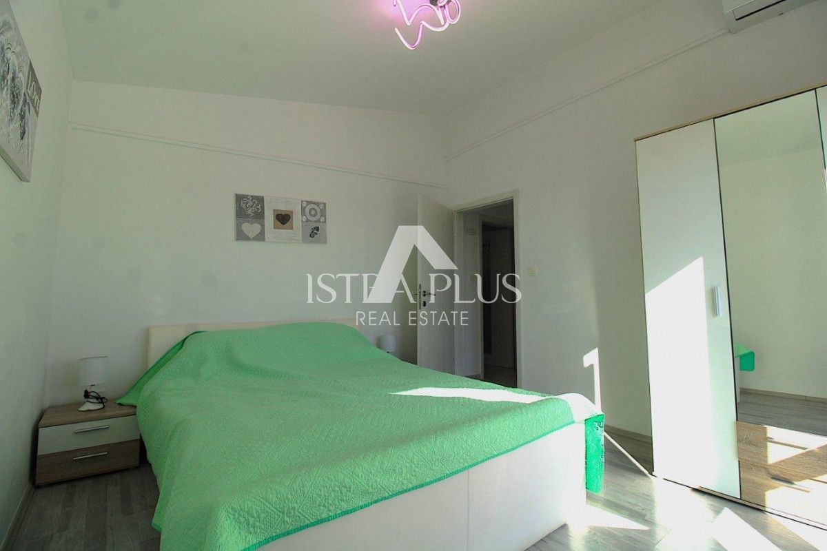 Casa unifamiliare mediterranea con piscina e cucina estiva a 7 km da Parenzo e dal mare!!