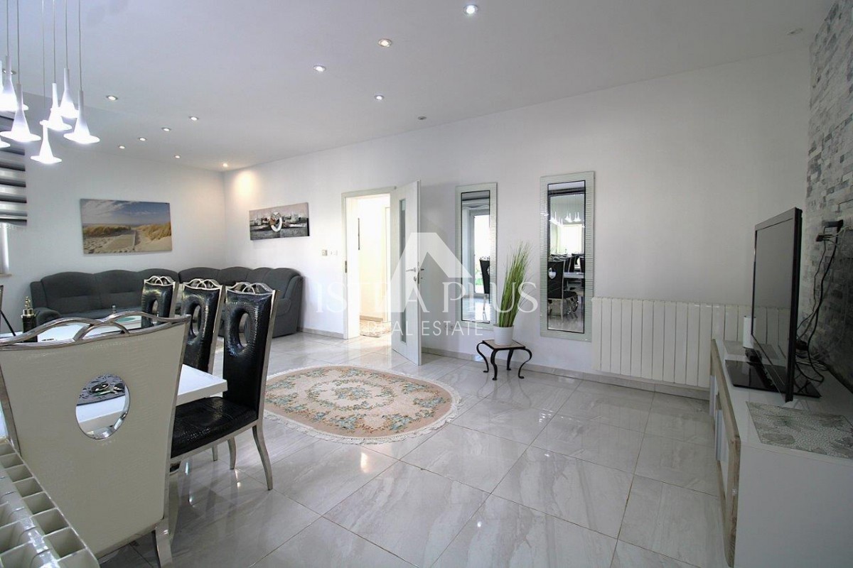 Casa unifamiliare mediterranea con piscina e cucina estiva a 7 km da Parenzo e dal mare!!