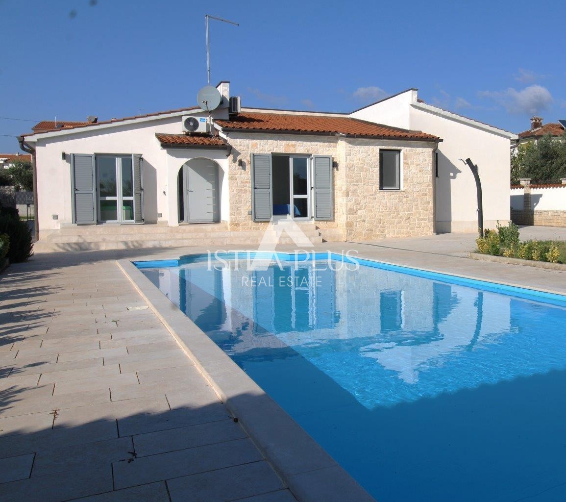 Casa unifamiliare mediterranea con piscina e cucina estiva a 7 km da Parenzo e dal mare!!