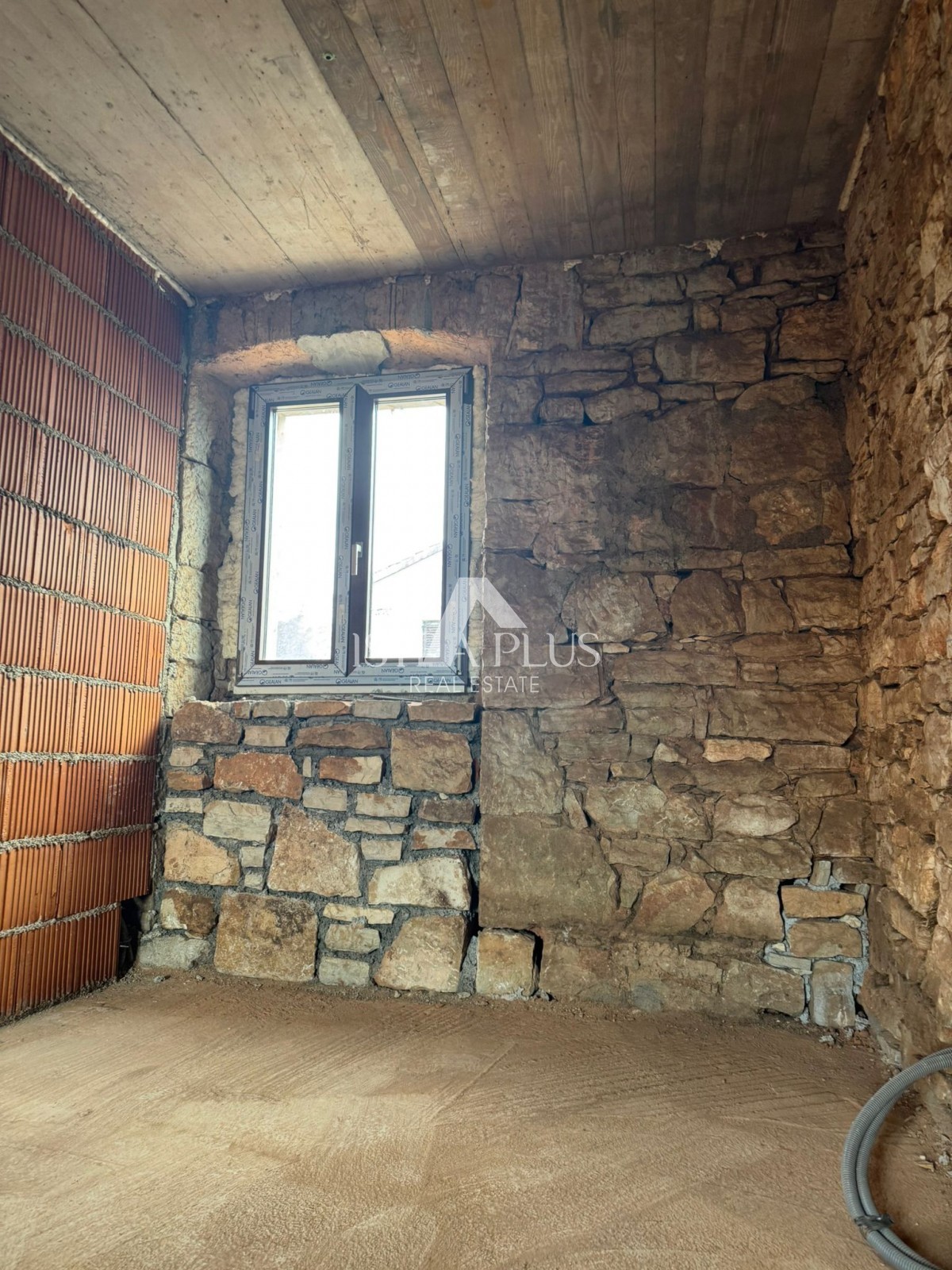 Istria, zona Parenzo, bella casa in pietra ristrutturata con giardino e piscina
