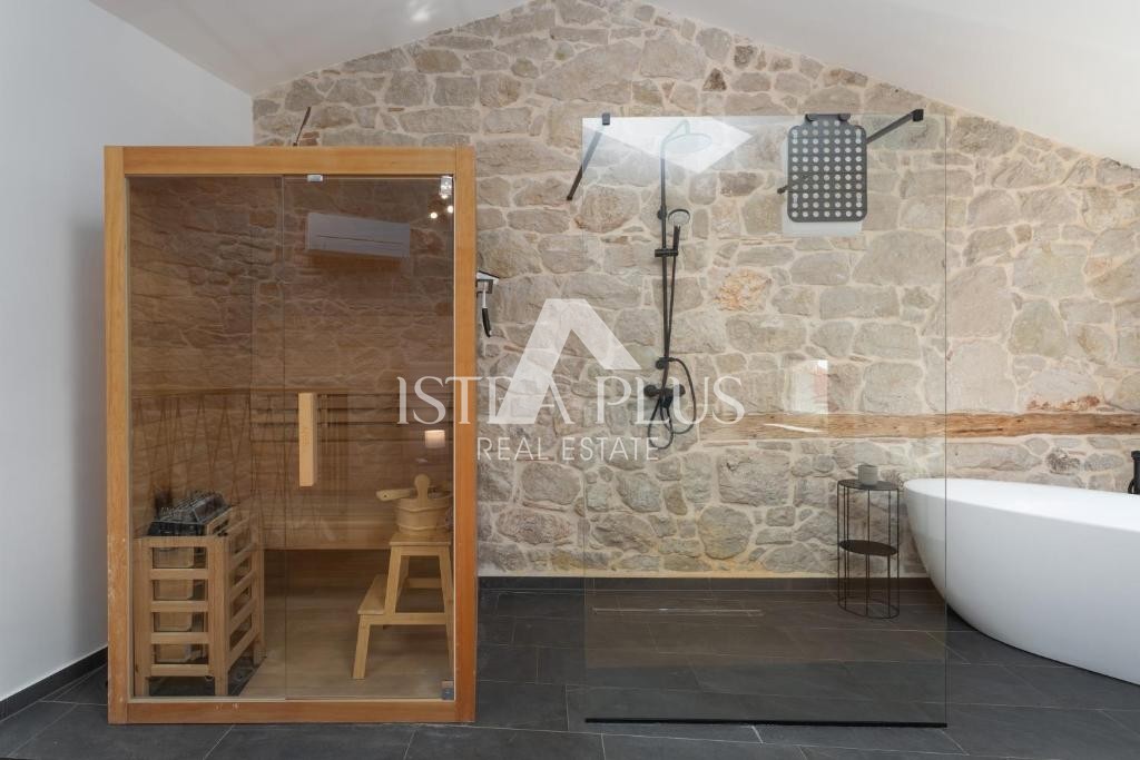 Casa in pietra con 3 appartamenti - nel centro del paese, investimento ideale!