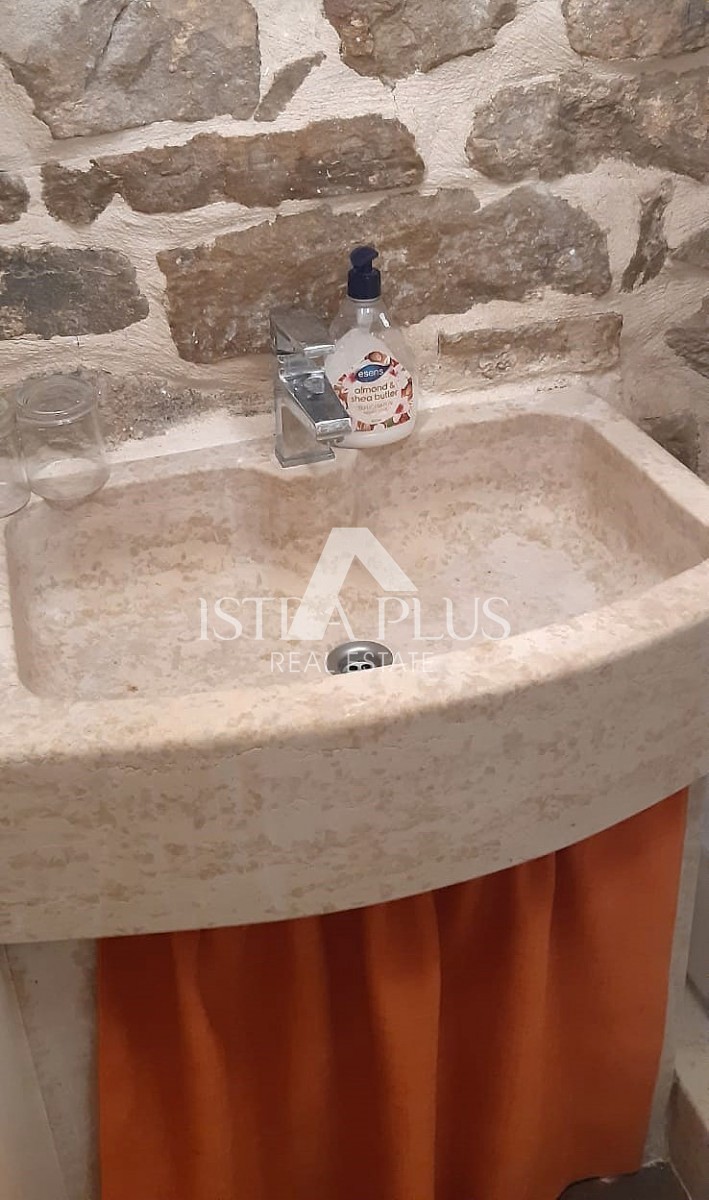 Istria, zona di Pisino - Casa tradizionale in pietra in posizione tranquilla, completamente arredata!