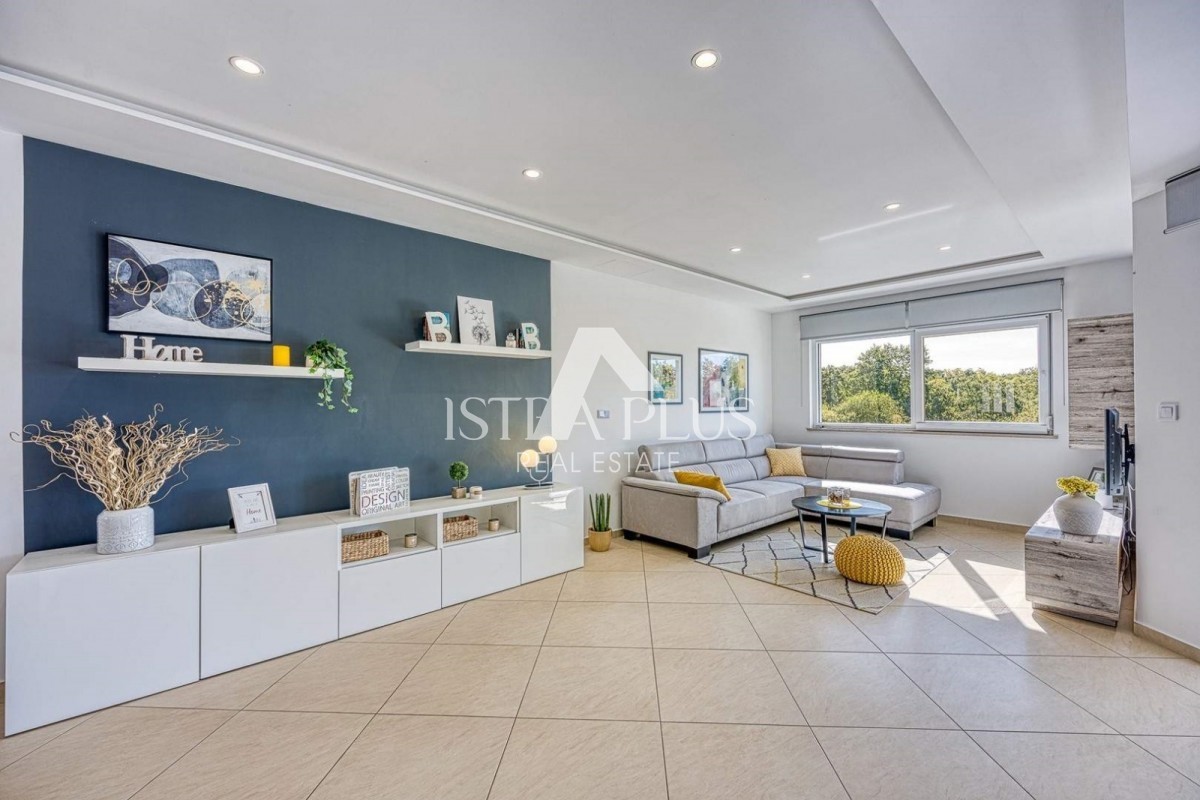 Istria, zona Parenzo, casa bifamiliare su un piano con piscina in posizione tranquilla!