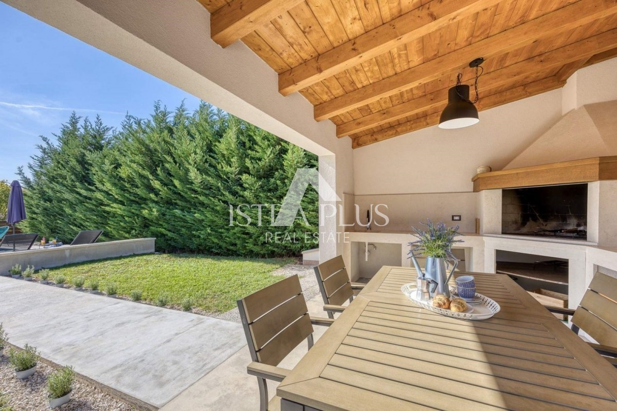 Istria, zona Parenzo, casa bifamiliare su un piano con piscina in posizione tranquilla!