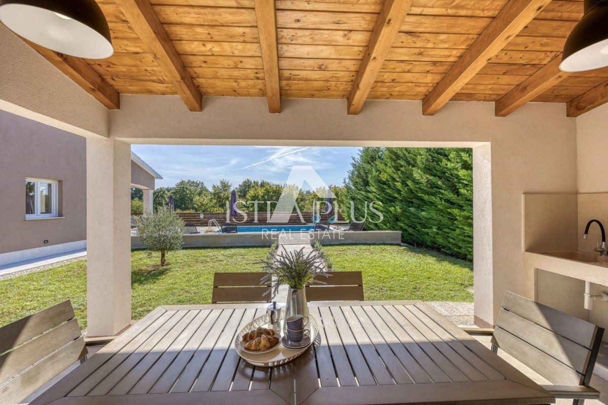 Istria, zona Parenzo, casa bifamiliare su un piano con piscina in posizione tranquilla!