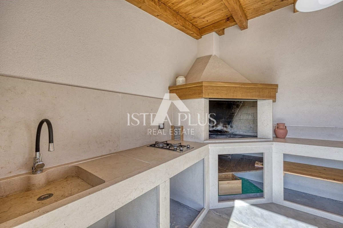 Istria, zona Parenzo, casa bifamiliare su un piano con piscina in posizione tranquilla!