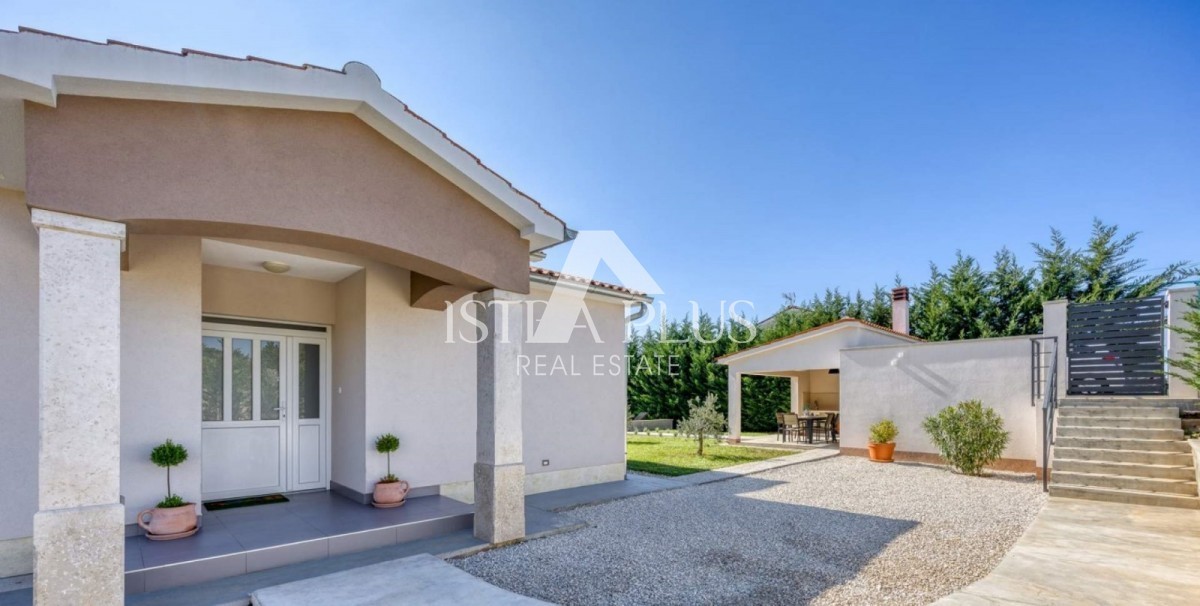 Istria, zona Parenzo, casa bifamiliare su un piano con piscina in posizione tranquilla!