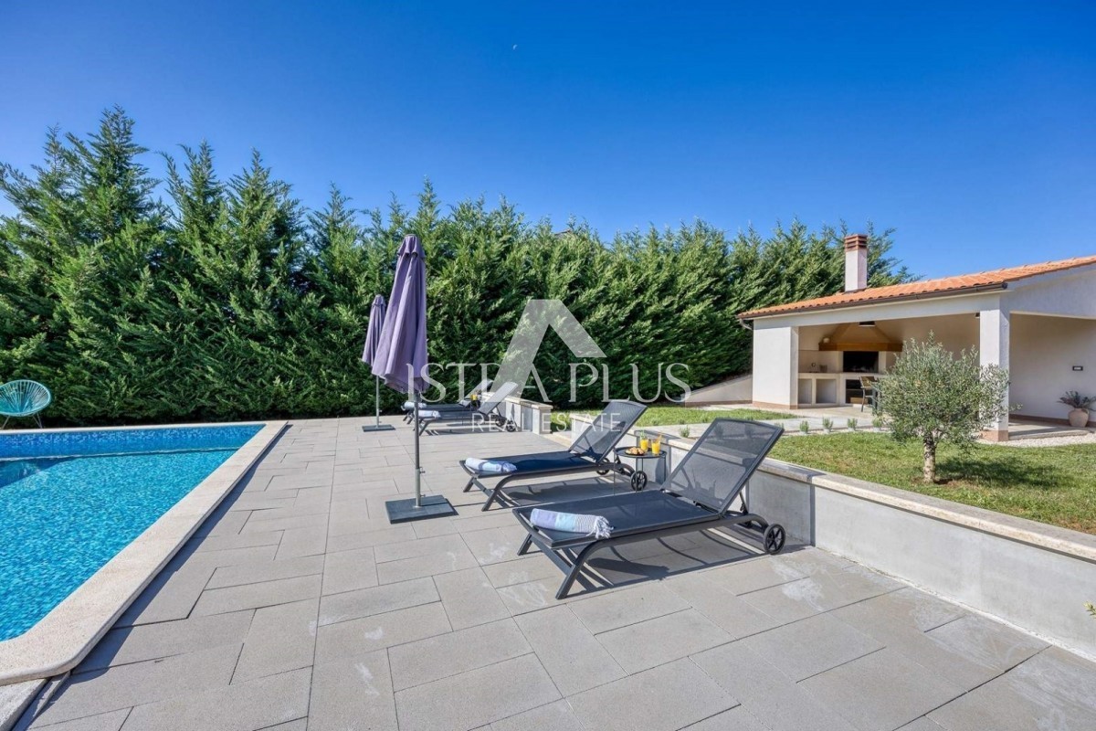 Istria, zona Parenzo, casa bifamiliare su un piano con piscina in posizione tranquilla!