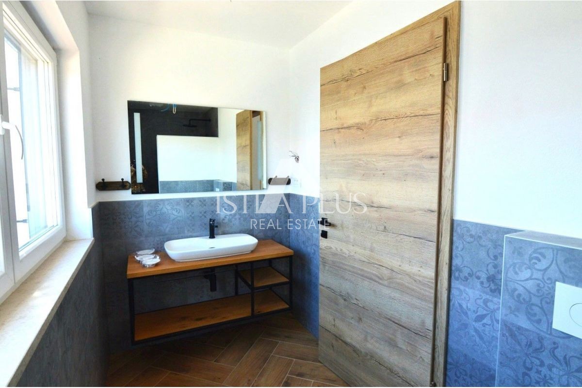 Istria, zona Parenzo, Villa con piscina e vista mare!