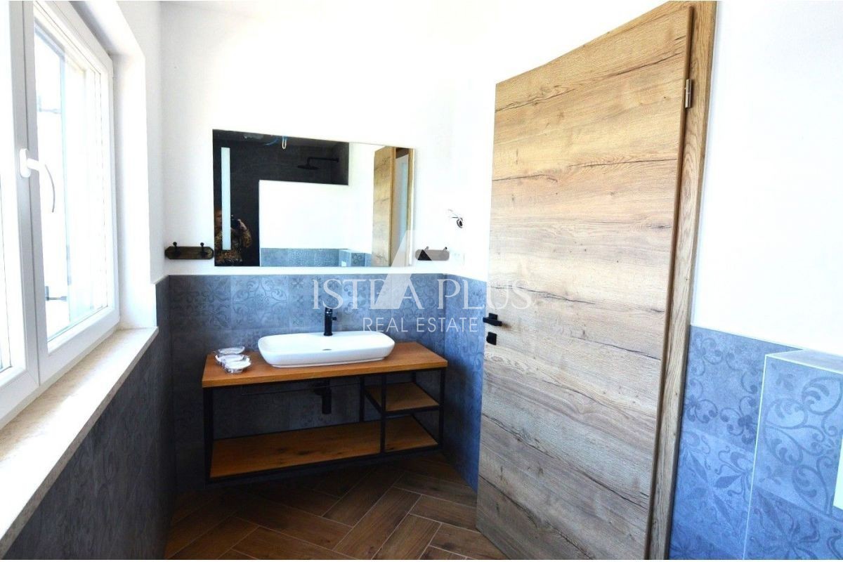 Istria, zona Parenzo, Villa con piscina e vista mare!