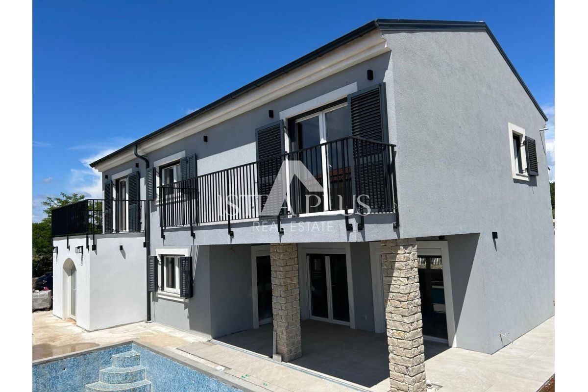 Istria, zona Parenzo, Villa con piscina e vista mare!