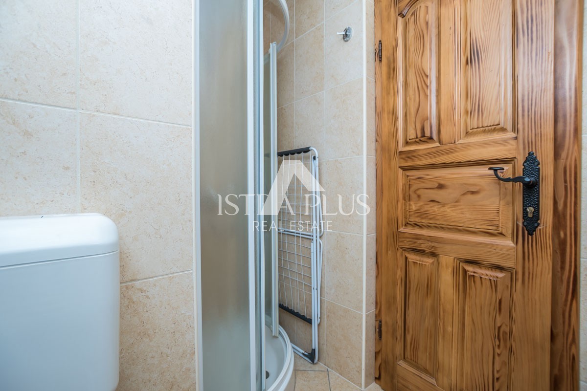 Istria, zona Parenzo - villa in pietra con piscina in ottima posizione