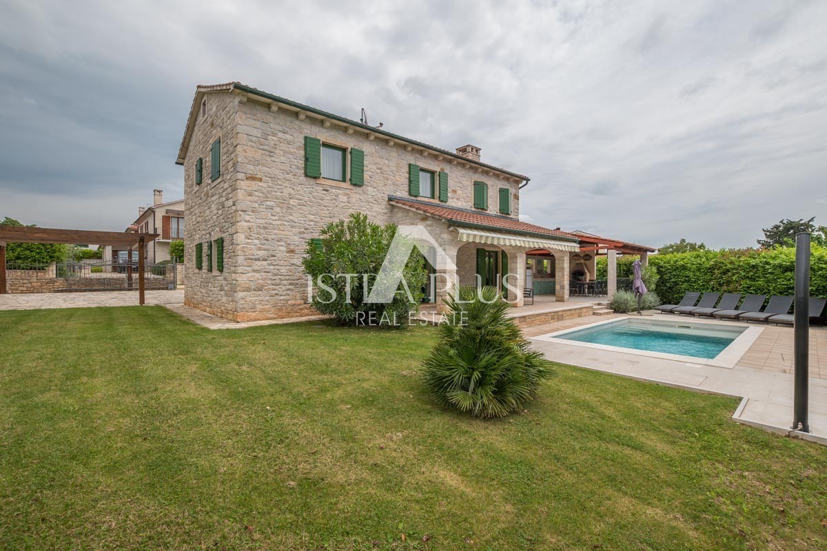 Istria, zona Parenzo - villa in pietra con piscina in ottima posizione