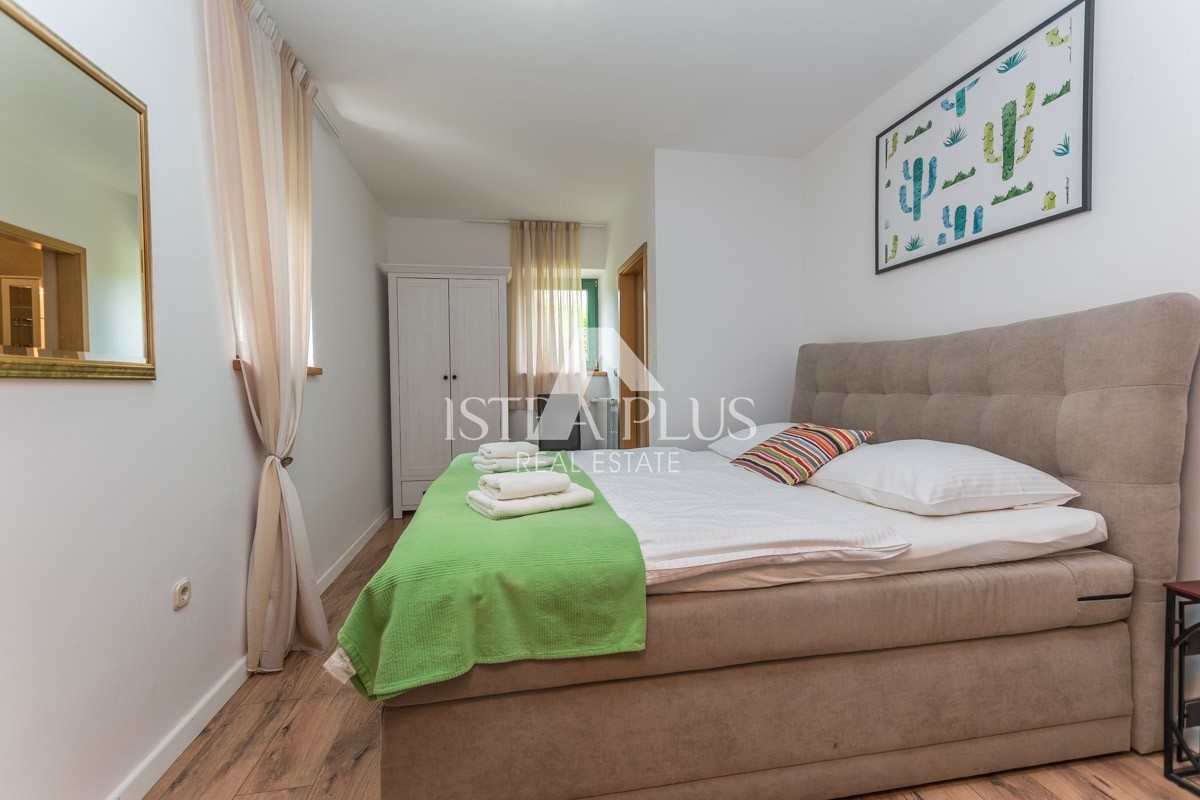 Istria, zona Parenzo - villa in pietra con piscina in ottima posizione