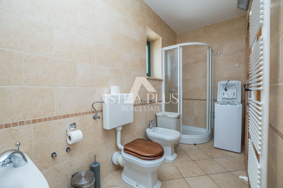 Istria, zona Parenzo - villa in pietra con piscina in ottima posizione