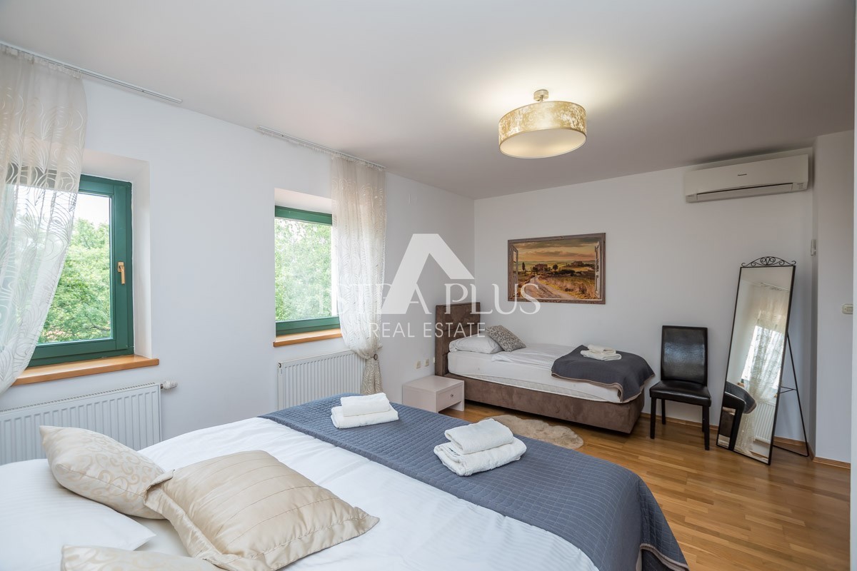 Istria, zona Parenzo - villa in pietra con piscina in ottima posizione
