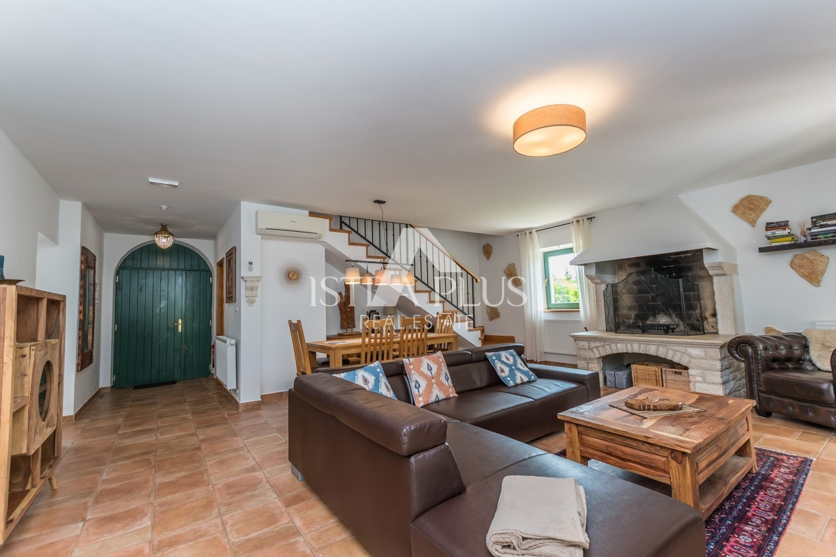 Istria, zona Parenzo - villa in pietra con piscina in ottima posizione