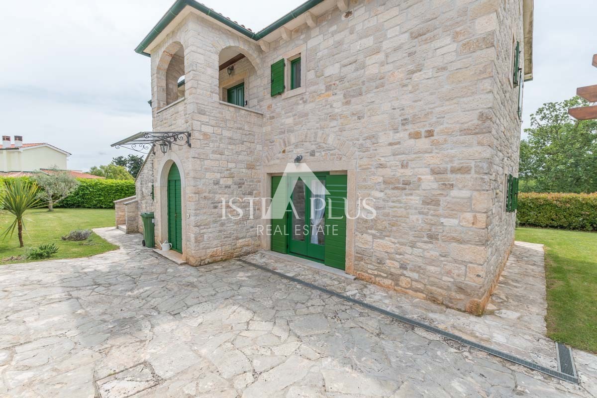 Istria, zona Parenzo - villa in pietra con piscina in ottima posizione