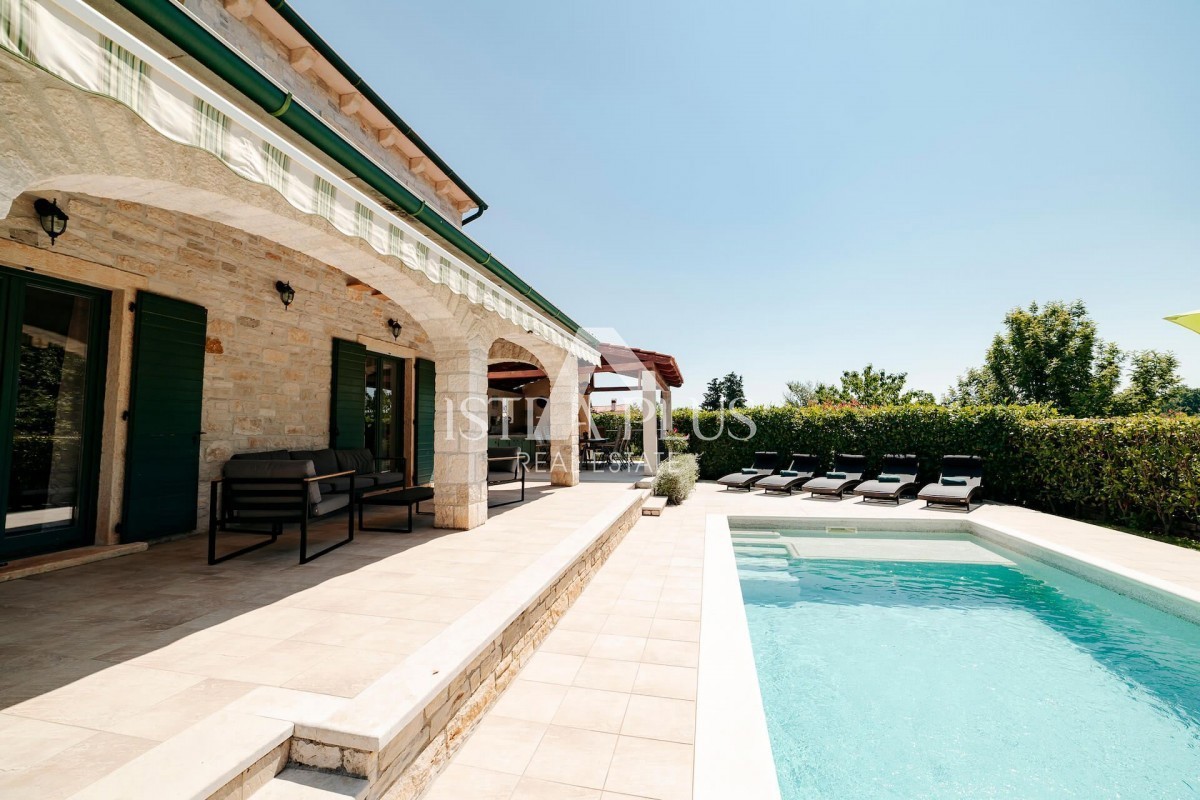 Istria, zona Parenzo - villa in pietra con piscina in ottima posizione