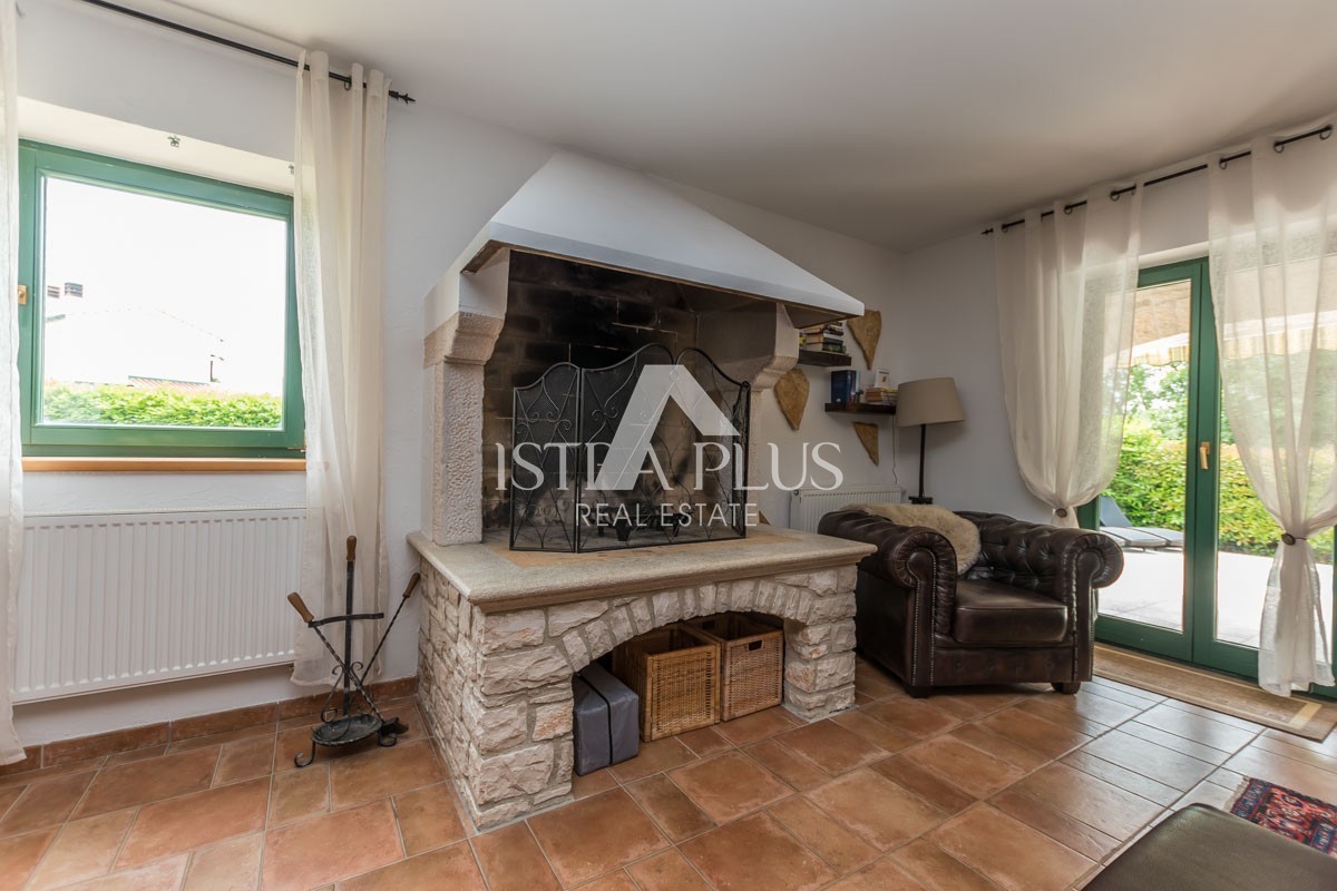 Istria, zona Parenzo - villa in pietra con piscina in ottima posizione