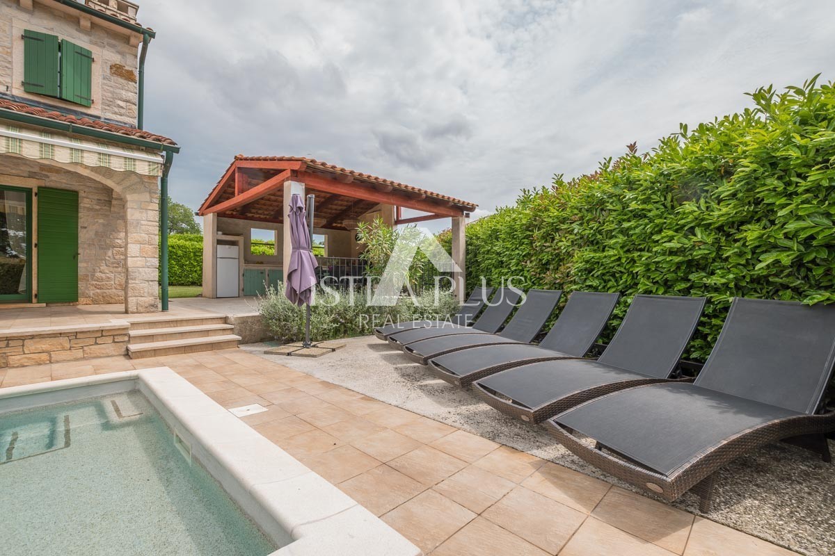 Istria, zona Parenzo - villa in pietra con piscina in ottima posizione