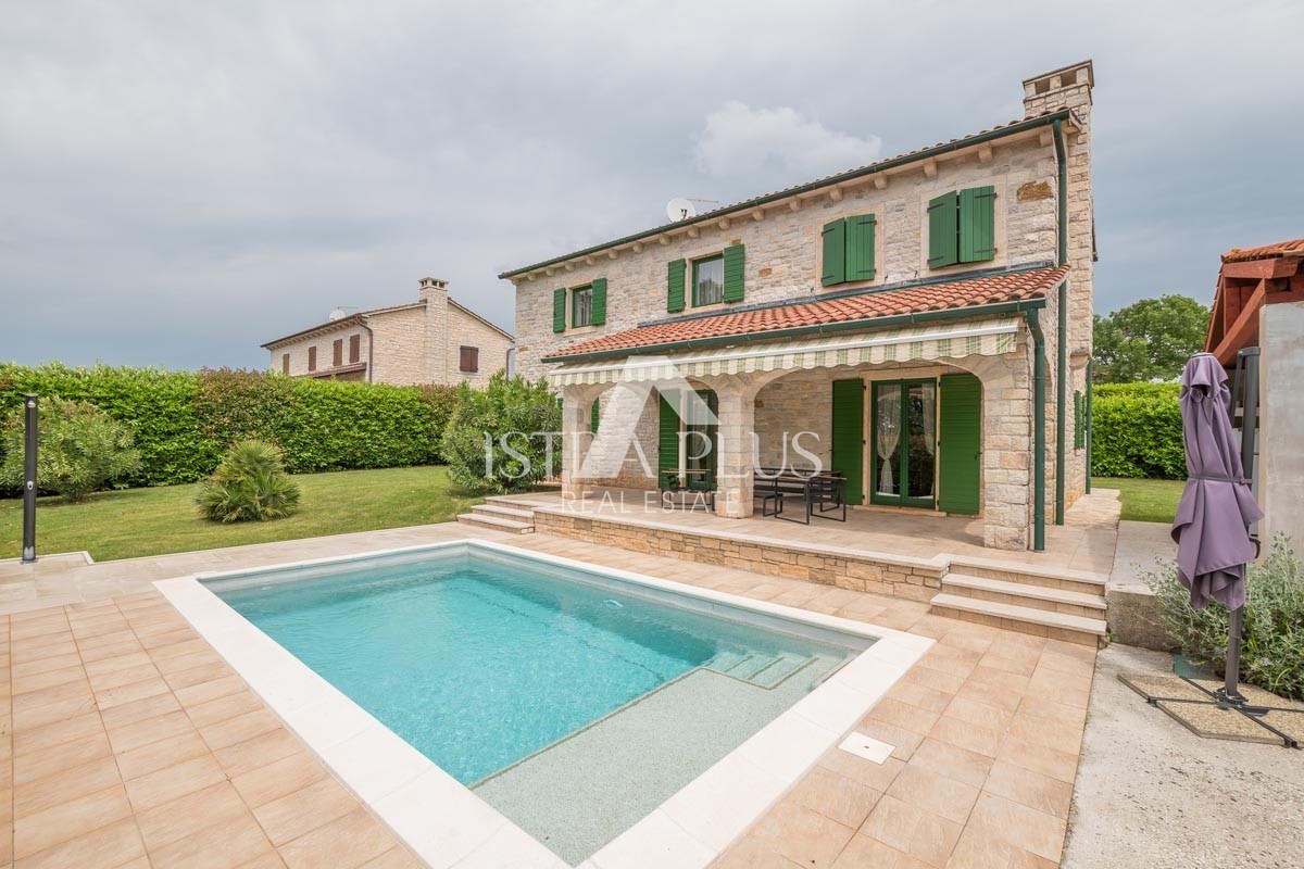 Istria, zona Parenzo - villa in pietra con piscina in ottima posizione