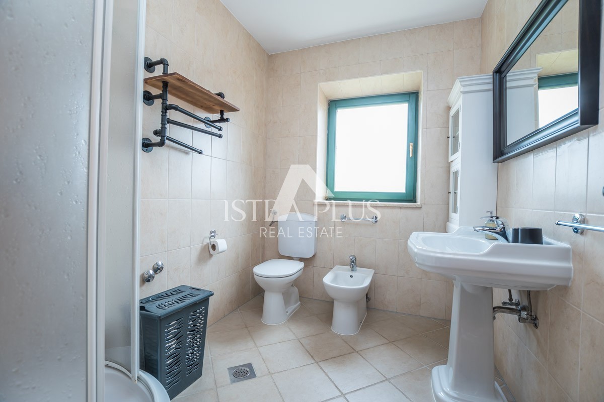 Istria, zona Parenzo - villa in pietra con piscina in ottima posizione