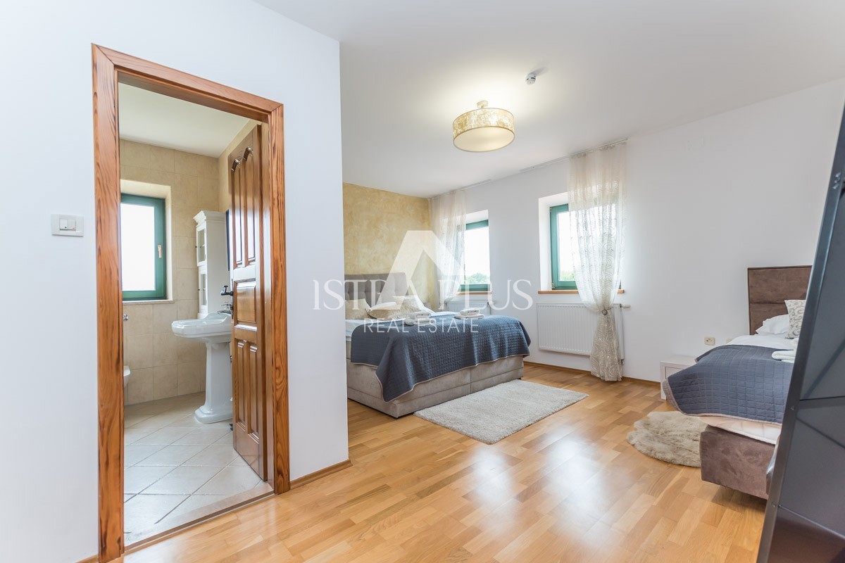 Istria, zona Parenzo - villa in pietra con piscina in ottima posizione