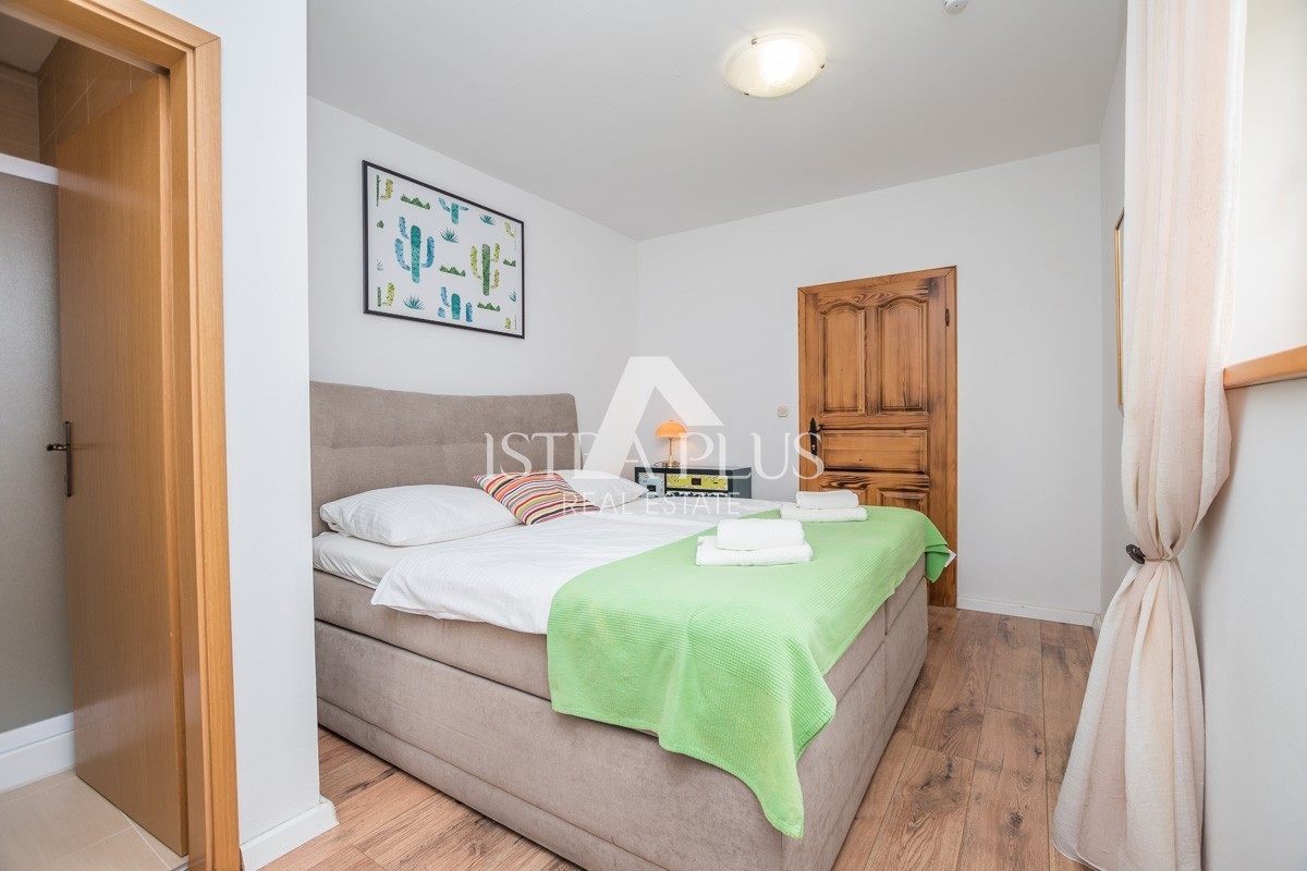 Istria, zona Parenzo - villa in pietra con piscina in ottima posizione