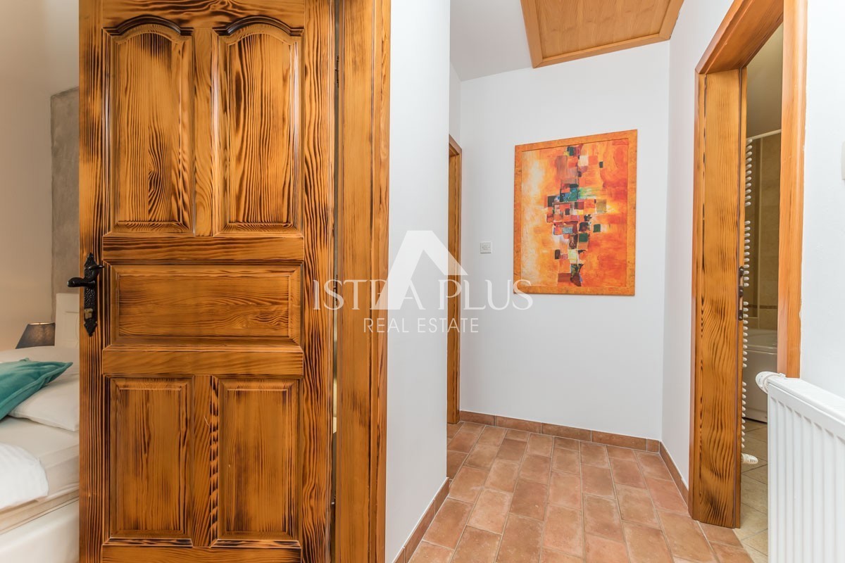 Istria, zona Parenzo - villa in pietra con piscina in ottima posizione