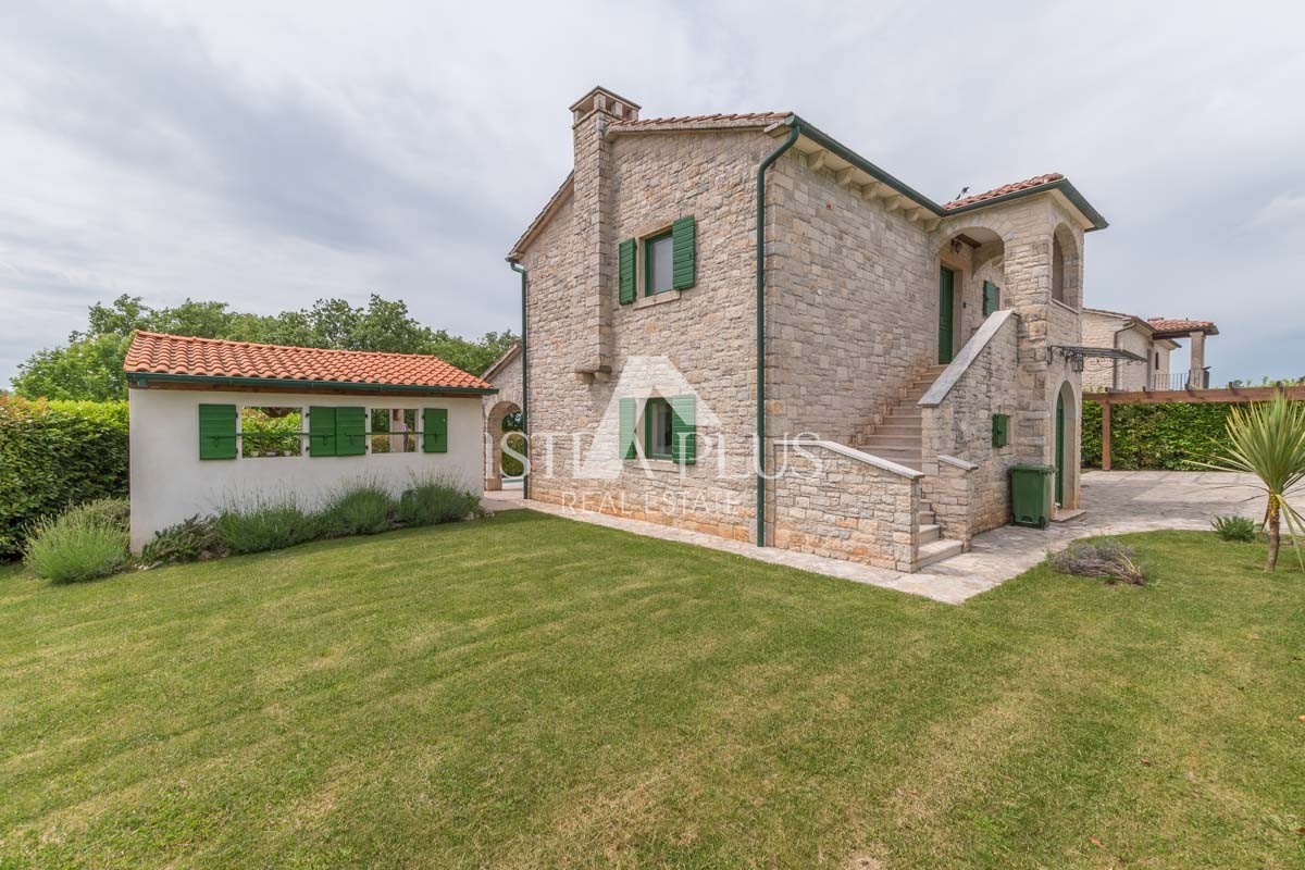 Istria, zona Parenzo - villa in pietra con piscina in ottima posizione