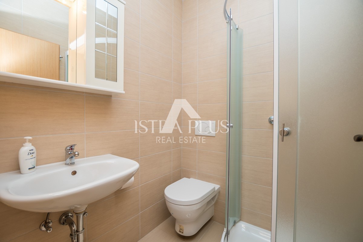 Istria, zona Parenzo - villa in pietra con piscina in ottima posizione