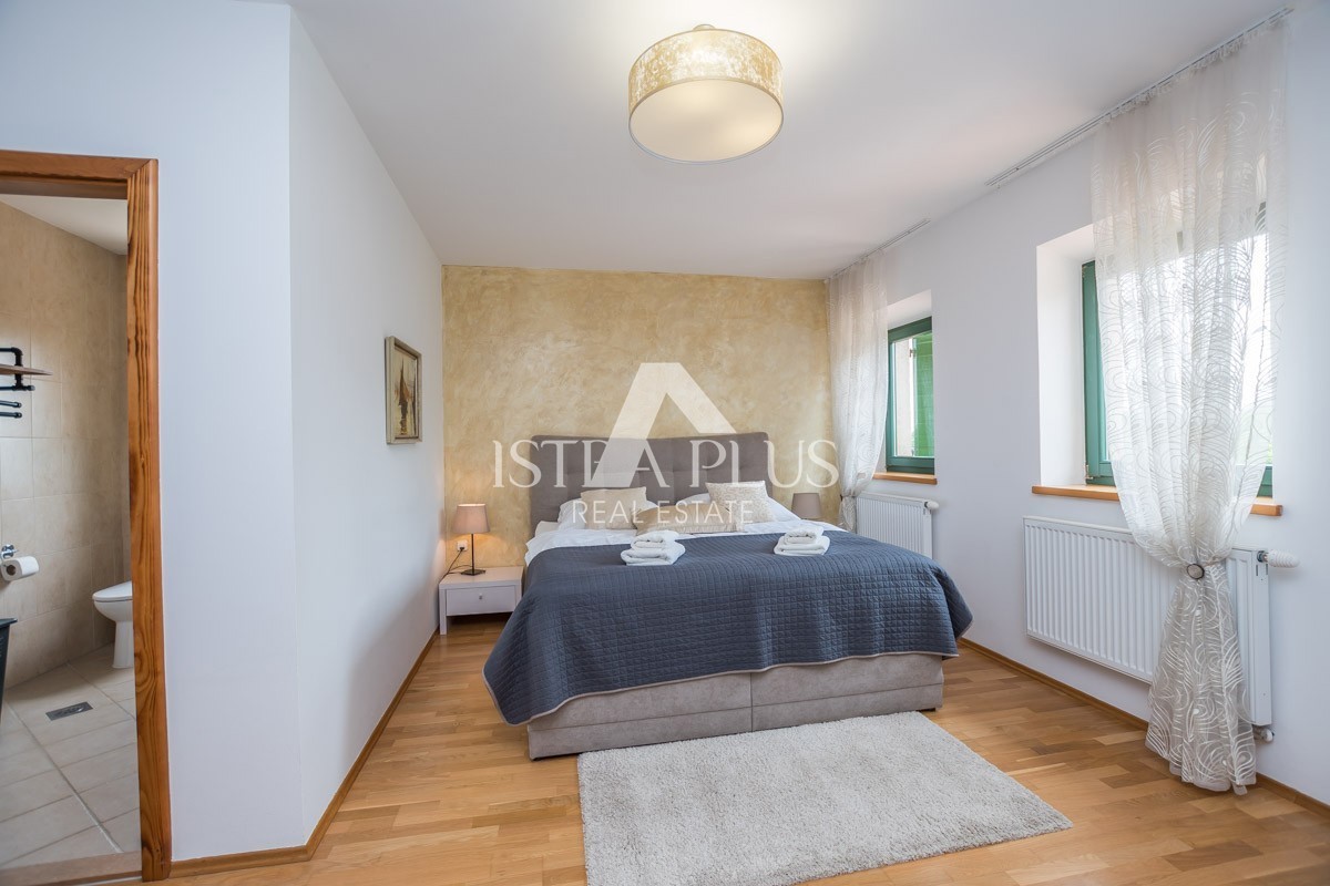 Istria, zona Parenzo - villa in pietra con piscina in ottima posizione