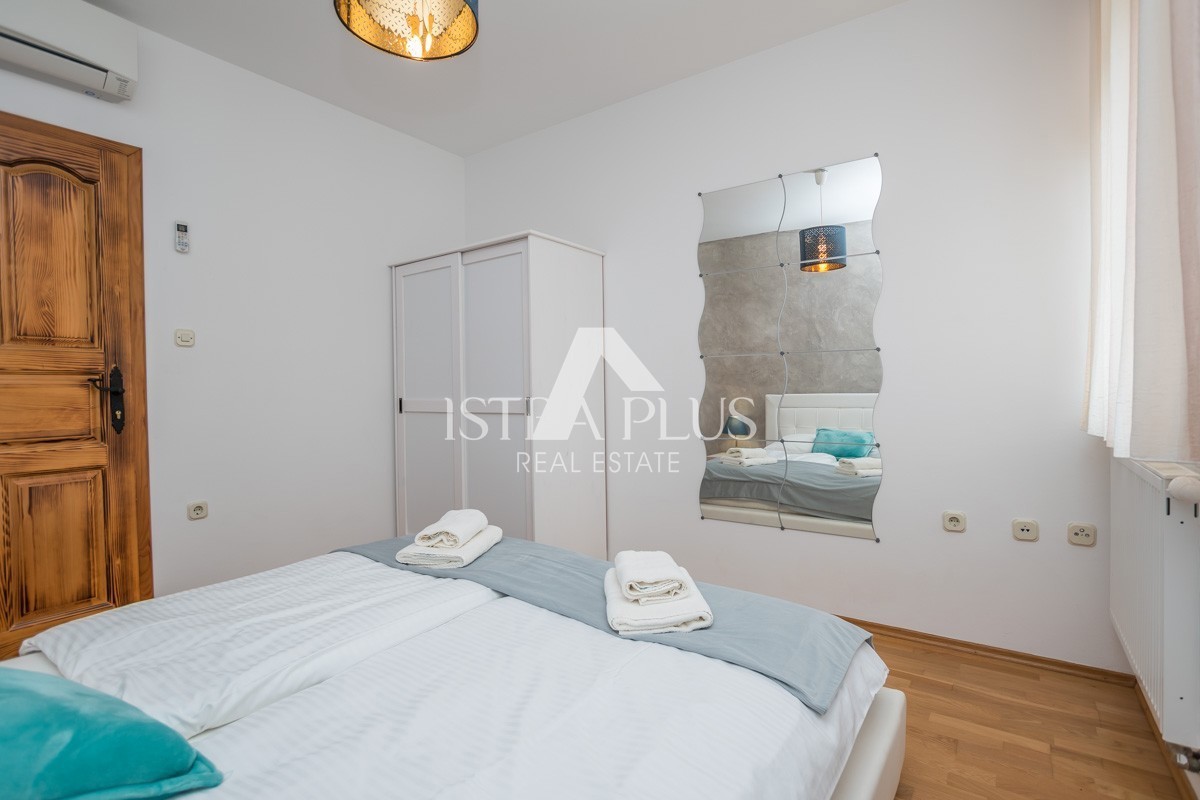 Istria, zona Parenzo - villa in pietra con piscina in ottima posizione