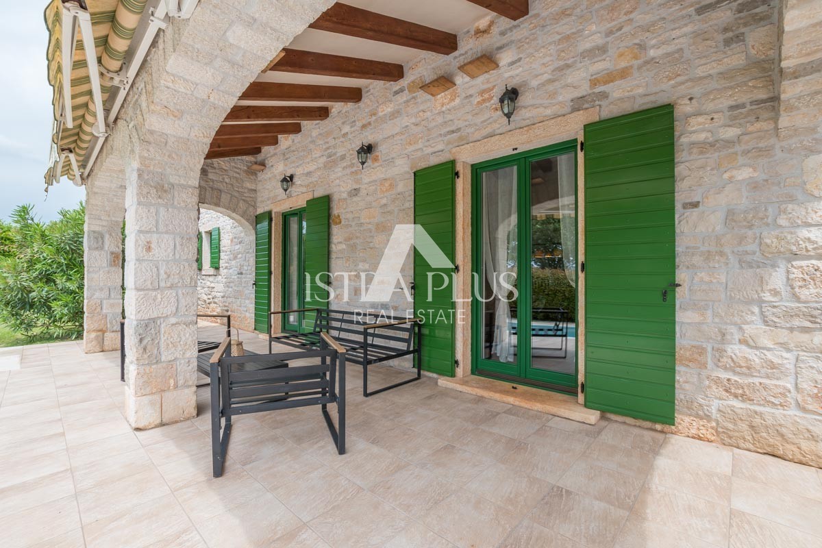 Istria, zona Parenzo - villa in pietra con piscina in ottima posizione