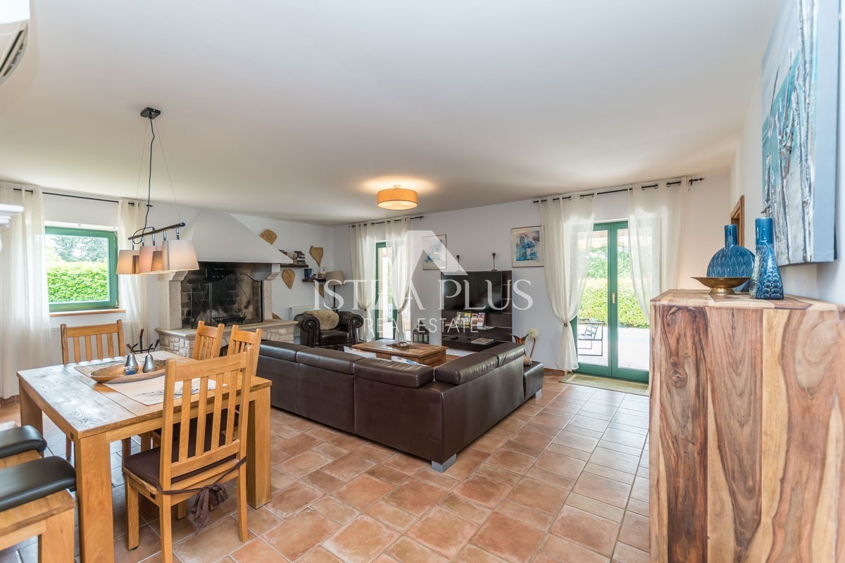 Istria, zona Parenzo - villa in pietra con piscina in ottima posizione