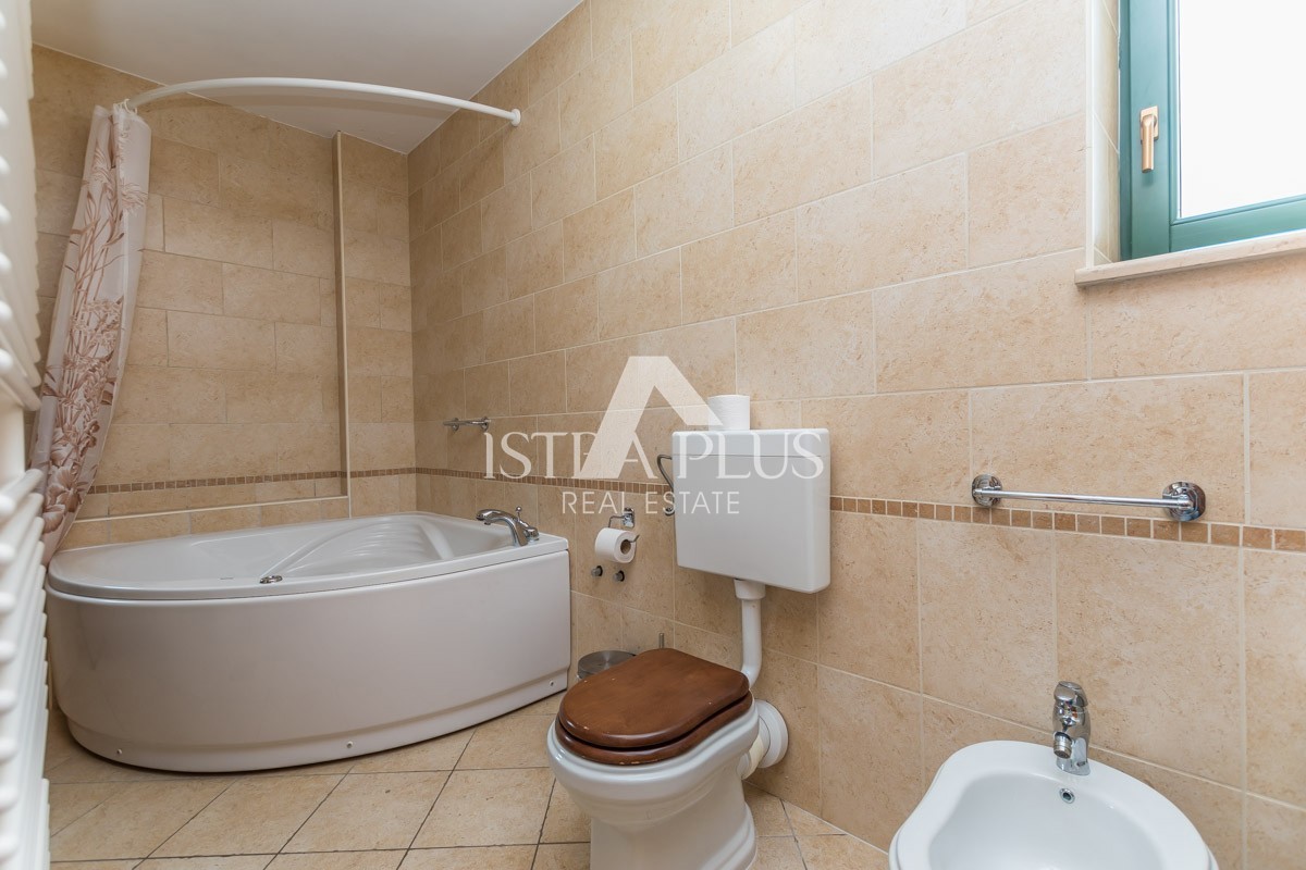 Istria, zona Parenzo - villa in pietra con piscina in ottima posizione