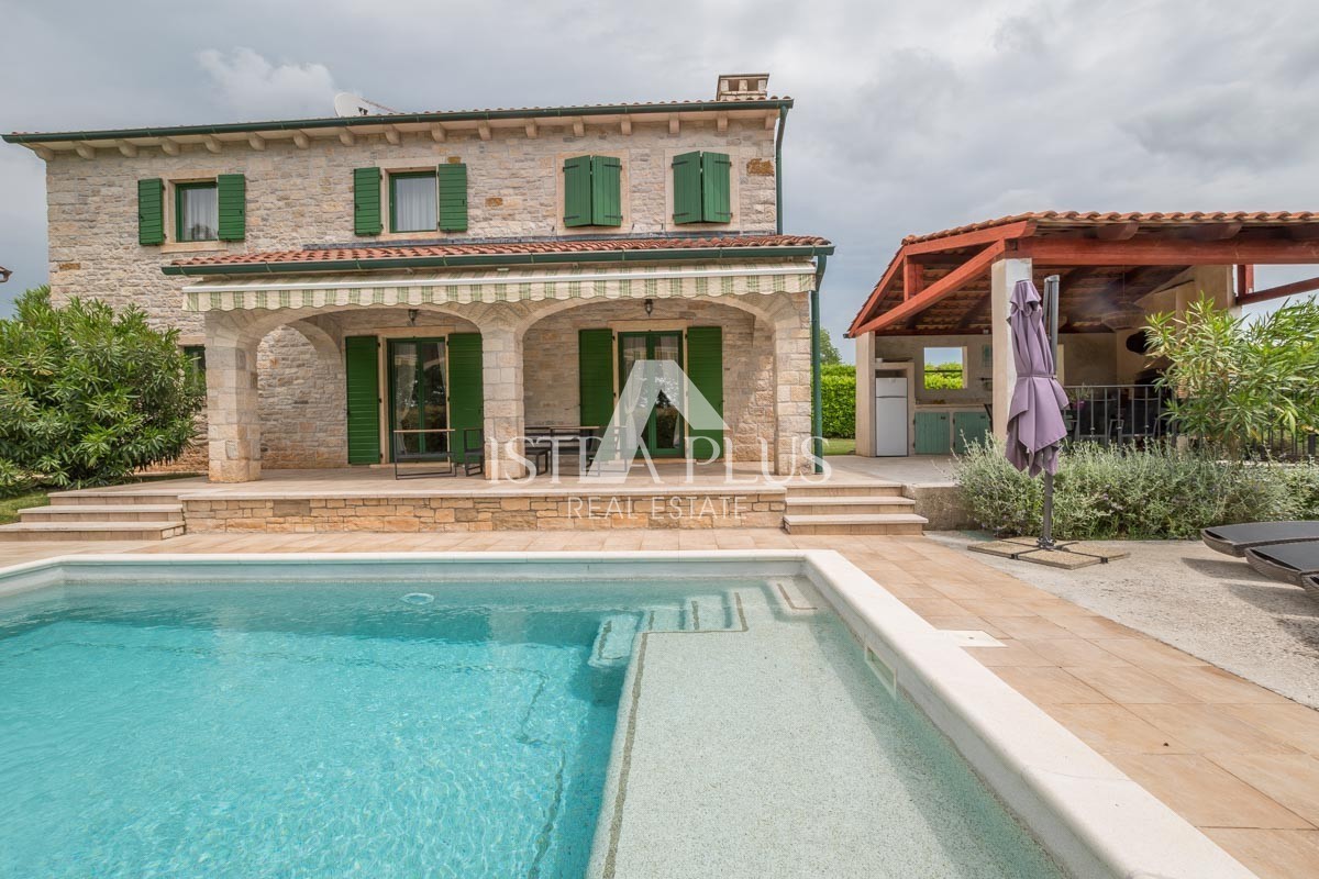 Istria, zona Parenzo - villa in pietra con piscina in ottima posizione